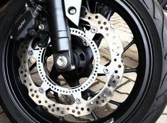 Jakie części do motocykli warto mieć na wyposażeniu warsztatu?